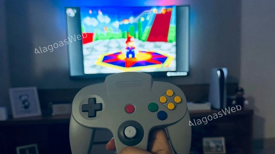 Padre Edson durante partida de videogame (Reprodução/Instagram)