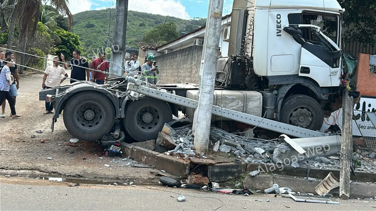Motocilcista morreu embaixo do veículo de carga