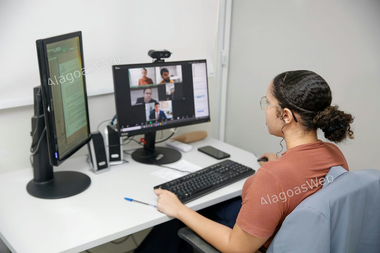 Conciliadora durante audiência virtual, no Cejusc de São Miguel dos Campos (foto: Caio Loureiro)