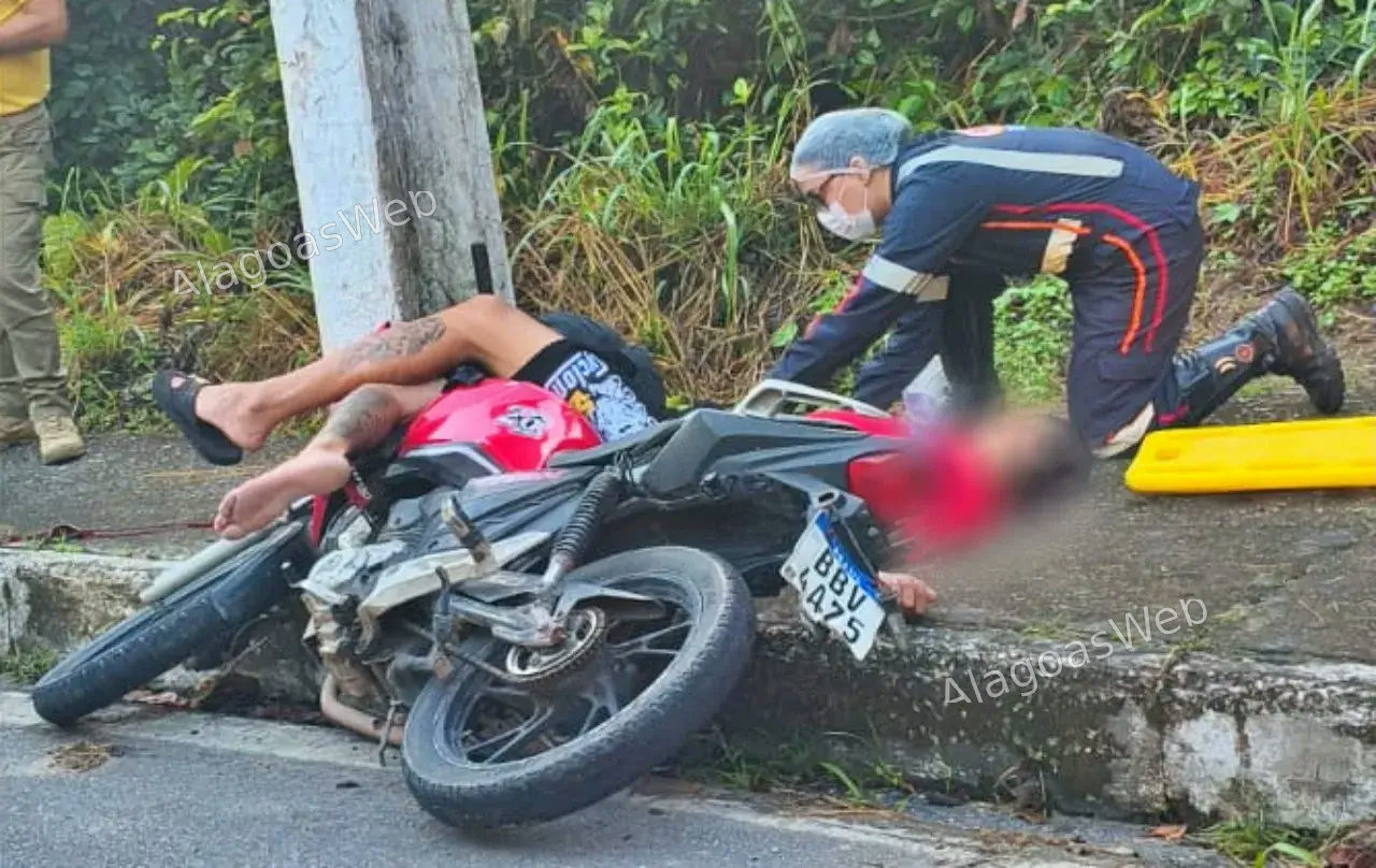 Motociclistas ficam feridos após colidir contra poste em São Miguel dos Campos