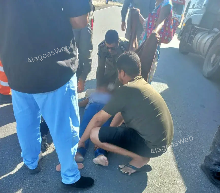 Mulher é socorrida após cair de passarela na BR-101, em São Miguel dos Campos