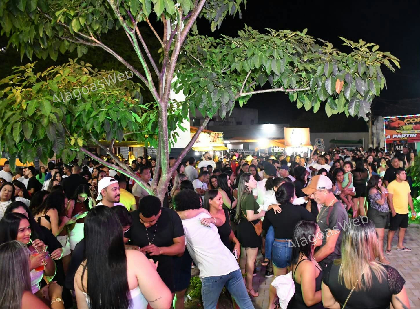 Semana da Juventude é encerrada com show e praça lotada em São Miguel dos Campos