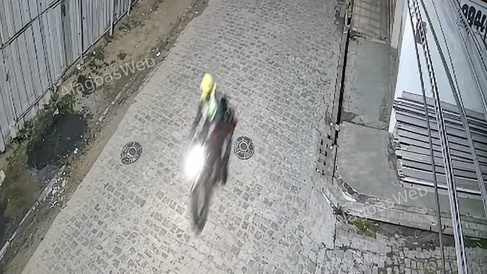 Câmeras de segurança flagram momento que pistoleiro atira em instrutor de lutas marciais em São Miguel dos Campos