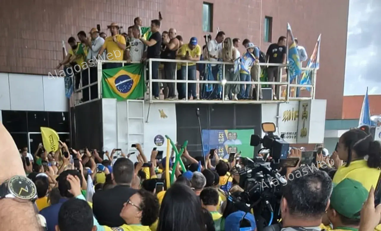 Flávio Bolsonaro confirma apoio a JHC e mobiliza multidão em Maceió
