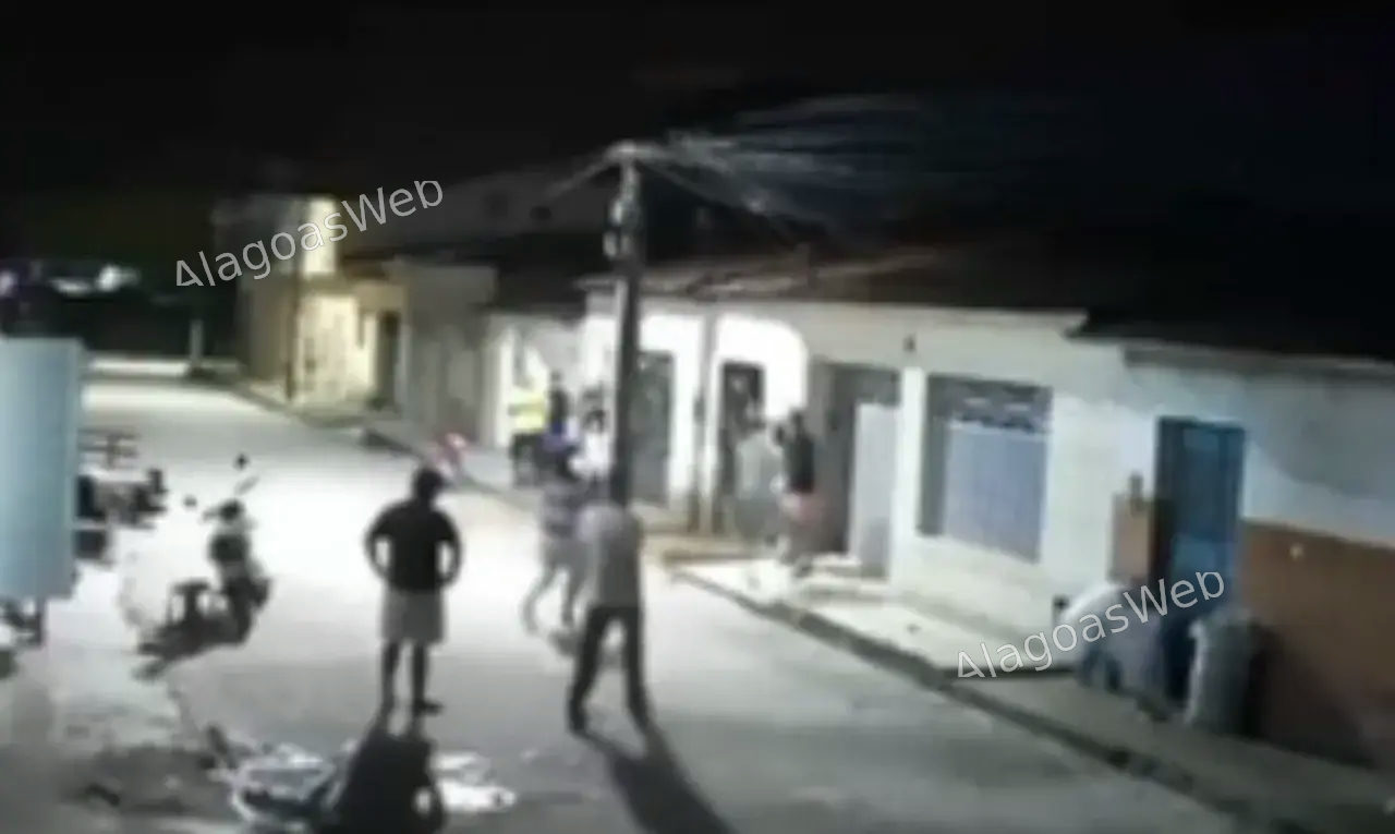Câmera de segurança flagra momento em que homem ataca amigo com faca em São Miguel dos Campos