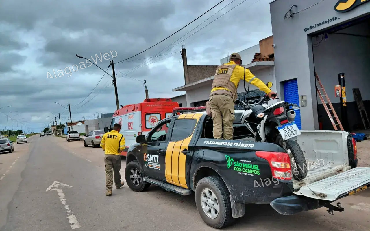 Motociclista fica ferido após colisão com caminhão em São Miguel dos Campos