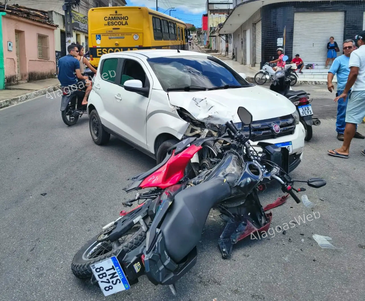 Motociclista sai ileso após colisão entre carro e moto em São Miguel dos Campos