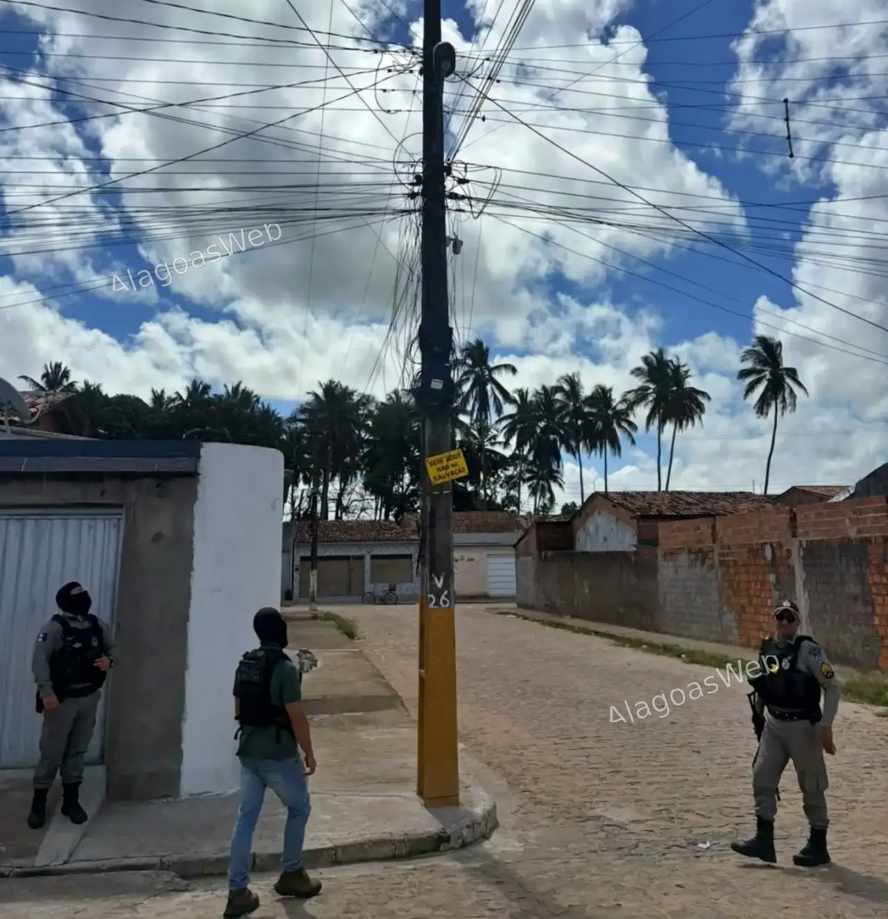Câmeras clandestinas instaladas pelos criminosos para monitorar a movimentação policial