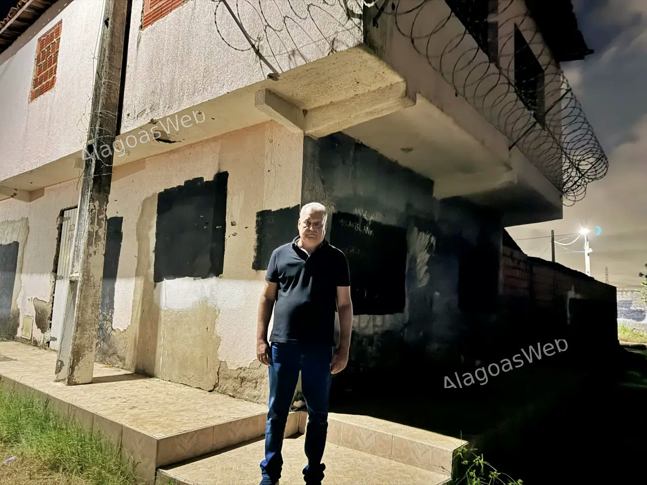 Alfredo Gaspar em frente a uma casa que foi metralhada, no bairro Cidade de Deus, em Maranguape - CE