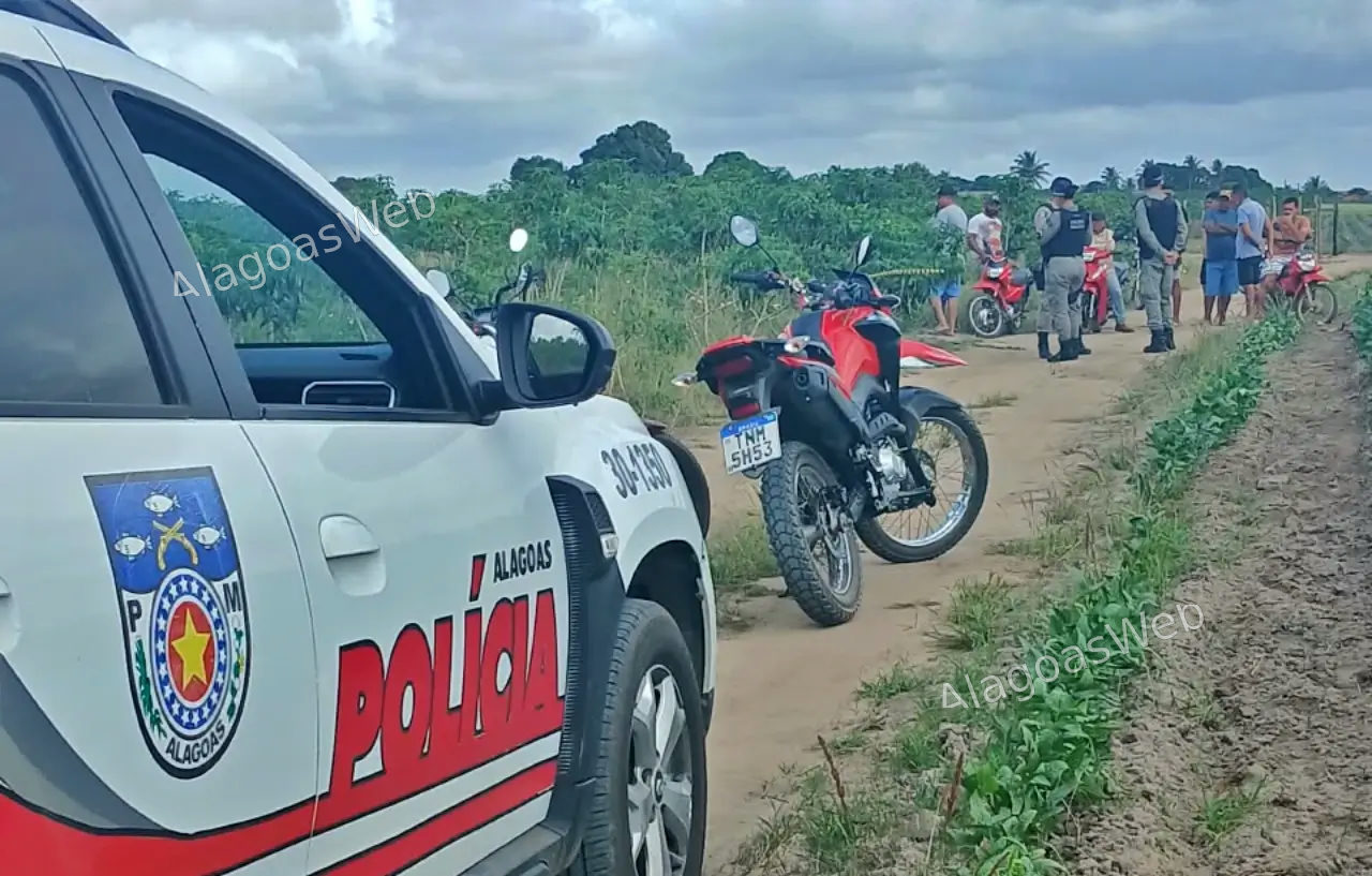 Corpo parcialmente carbonizado e com perfurações na cabeça é encontrado no interior