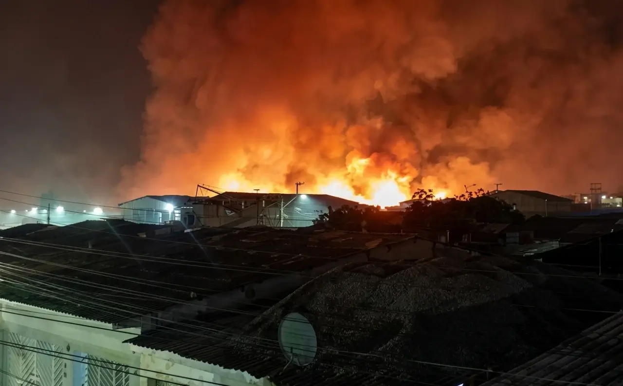 Incêndio em canavial assusta moradores e fumaça invade casas em São Miguel dos Campos