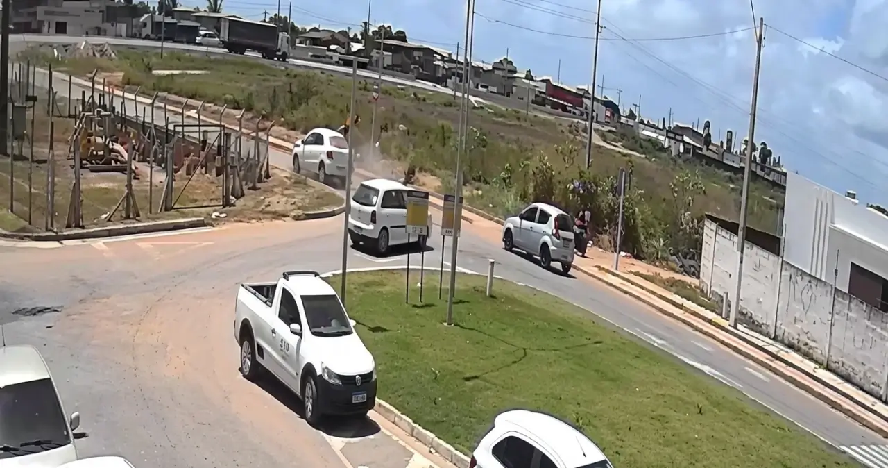 Câmera flagrou acidente que deixou três pessoas gravemente feridas em São Miguel dos Campos