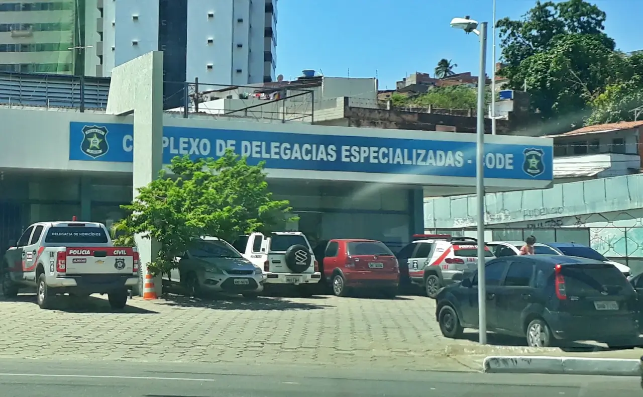 Turista é preso após agredir namorada e tentar jogá-la pela janela de hotel
