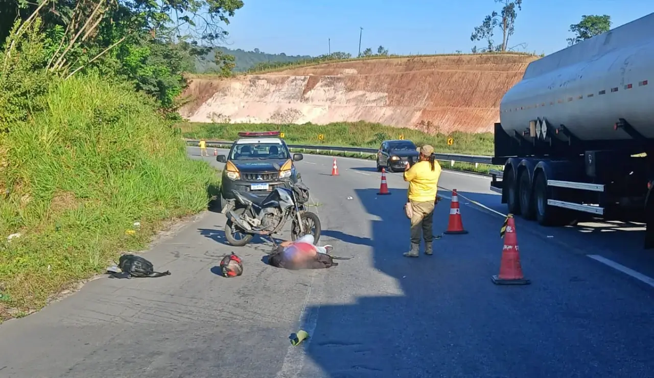 Motociclista fica ferido após bater na traseira de caminhão na BR-101, em São Miguel dos Campos