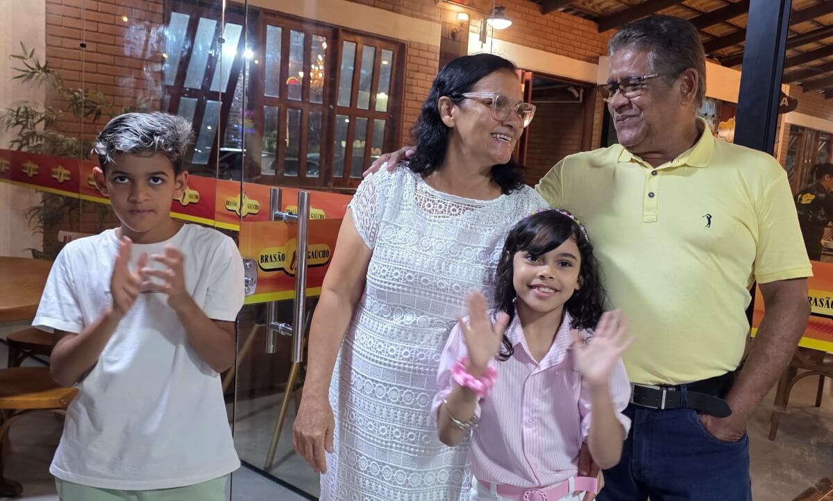 Diretor do canal A TV da Gente ganha festa surpresa ao comemorar 70 anos