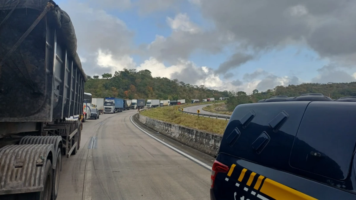 Carreta tomba e provoca enorme congestionamento na BR-101, em Alagoas