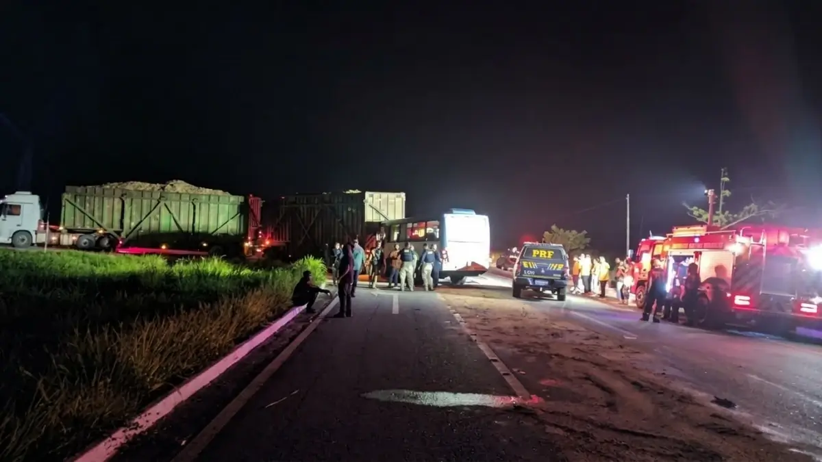 Motorista morre e 11 estudantes ficam feridos em acidente com ônibus na BR-101 em Alagoas