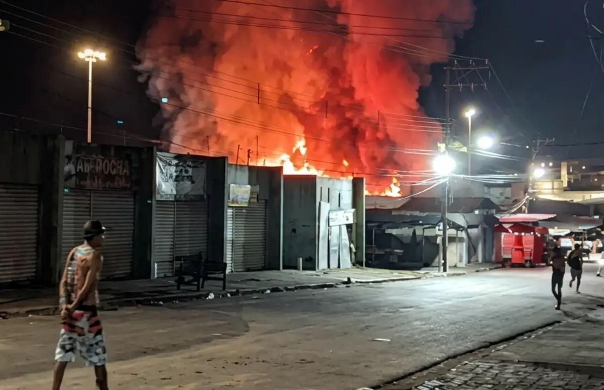 Incêndio de grandes proporções provoca destruição no Mercado Público de São Miguel dos Campos
