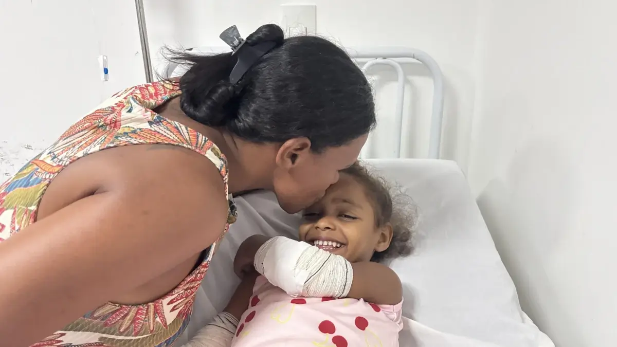 Menina de quatro anos se recupera no HGE após sofrer queimaduras durante acidente com café