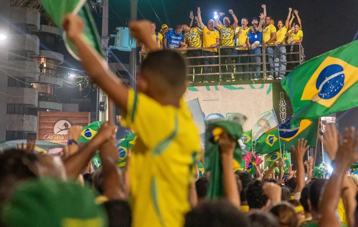 Maceió para no bloco do 22 e reúne milhares de pessoas em apoio a Flávio Bolsonaro e Alfredo Gaspar