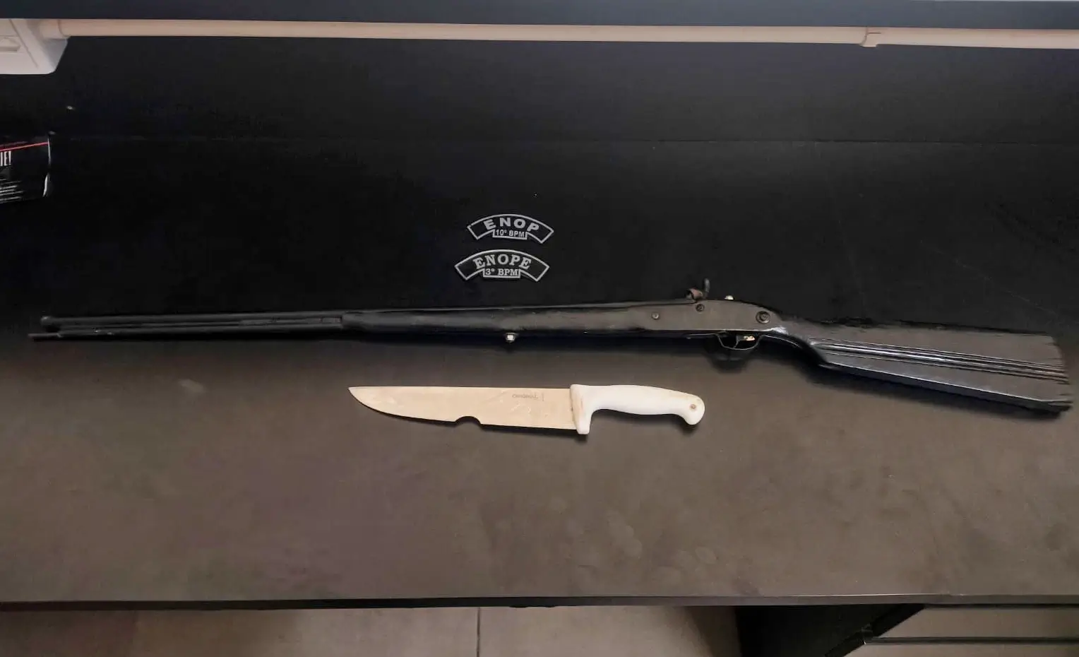Homem é preso com espingarda e faca após ameaças de morte no interior