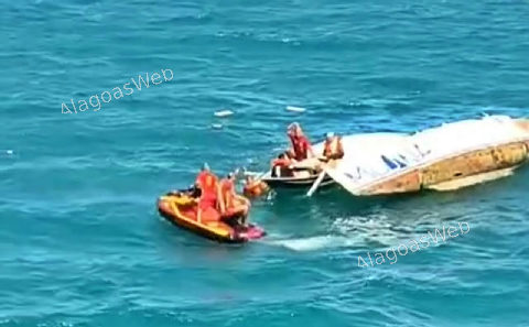 Bombeiros e grupamento aéreo salvam pescadores após naufrágio de catamarã