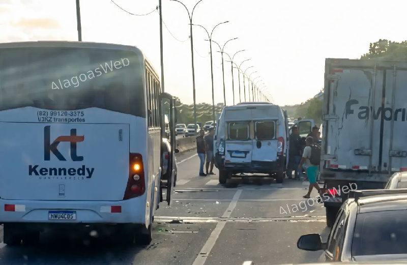 Engavetamento envolvendo ônibus de estudantes e van de passageiros de São Miguel dos Campos deixa feridos