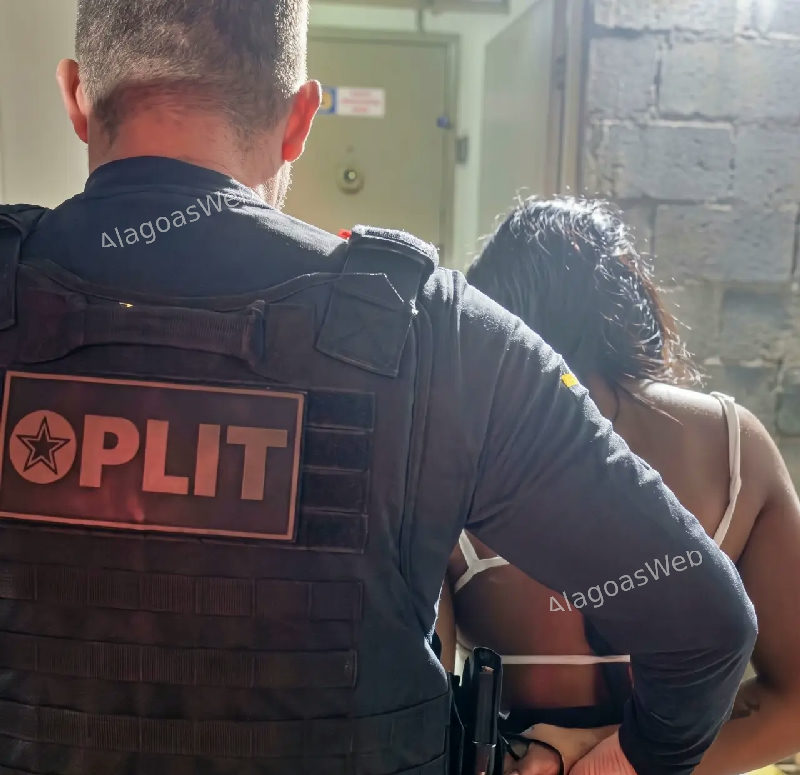 Mulher é presa em flagrante por tráfico de drogas em bairro nobre de Maceió