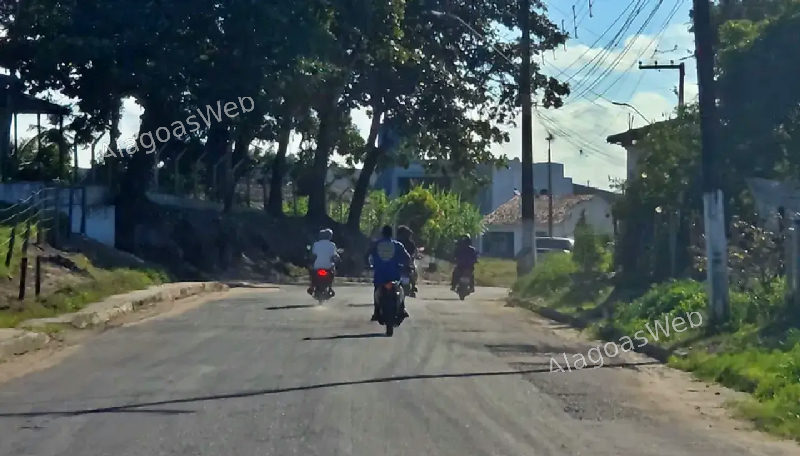 Internauta flagra jovens em 'pega' de motos na estrada do Coité, em São Miguel dos Campos