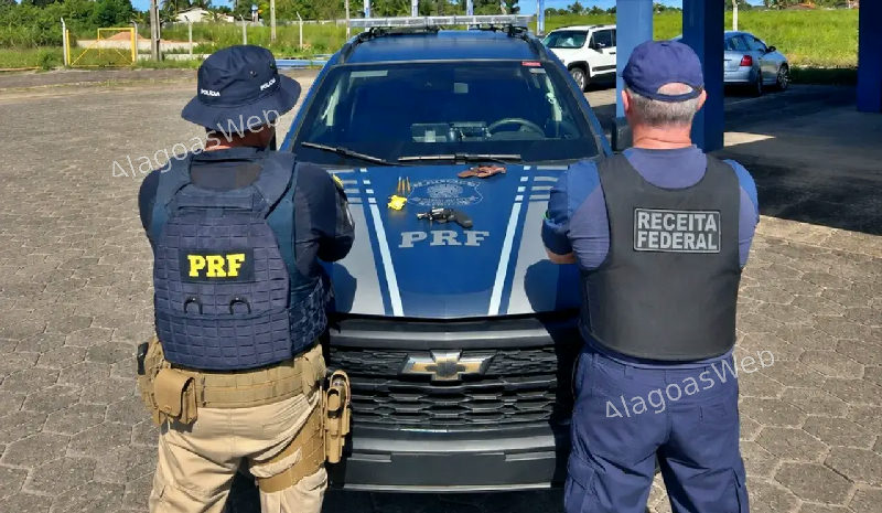 PRF e Receita Federal prende homem por porte ilegal de arma de fogo e posse de droga