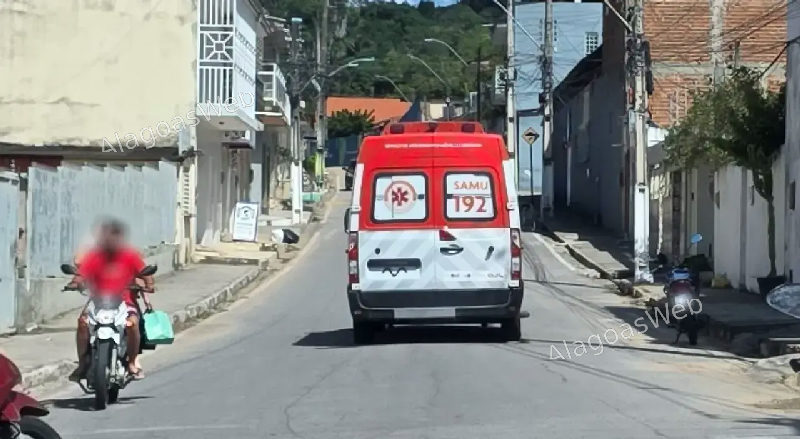 Motociclista fica ferido após colisão traseira no Centro de São Miguel dos Campos