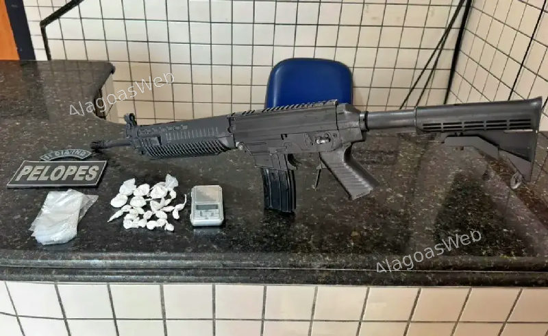 Homem é preso com simulacro de fuzil e cocaína em São Miguel dos Campos