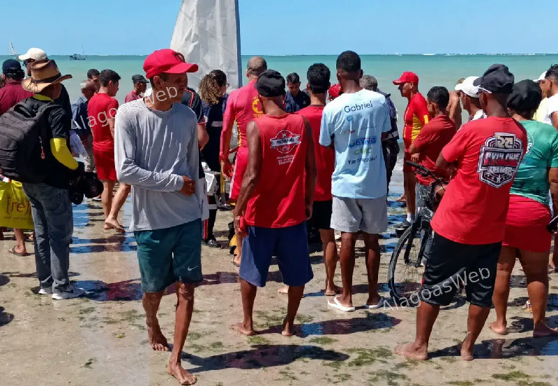 Jovem morre após se afogar na praia de Pajuçara, em Maceió