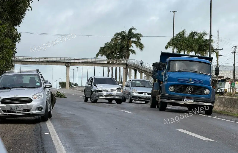 Colisão entre dois carros deixa trânsito lento na BR-101, em São Miguel dos Campos