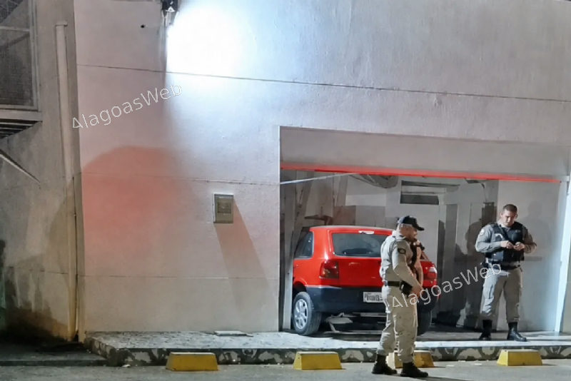 Veículo desgovernado invade agência bancária em Atalaia