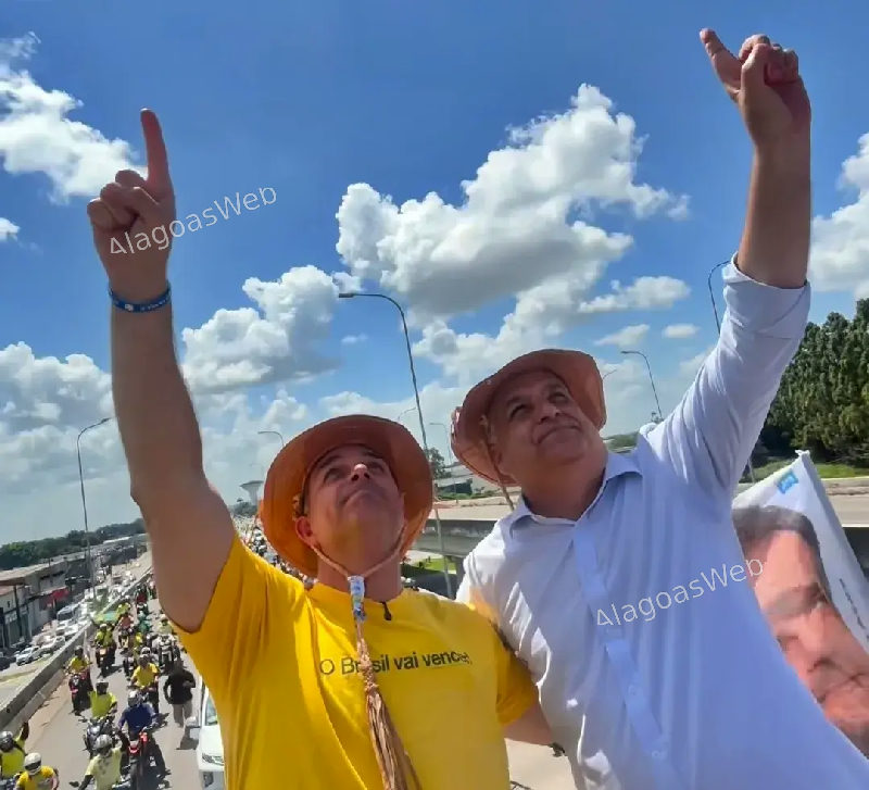 Flávio Bolsonaro confirma apoio a JHC e mobiliza multidão em Maceió