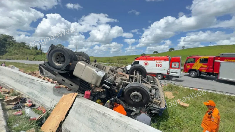 Carreta carregada de biscoitos tomba na BR-101 e motorista fica preso às ferragens