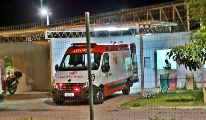 Jovem é socorrido pelo Samu após cair de moto enquanto empinava na BR-101