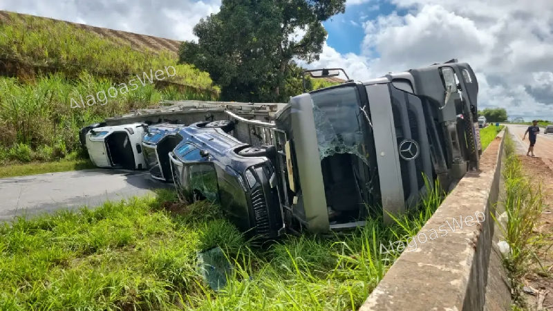 Carreta cegonha tomba e interdita trecho da BR-101, em Alagoas