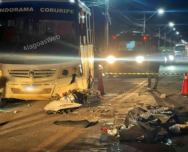 Colisão frontal entre moto e micro-ônibus deixa dois mortos em Coruripe