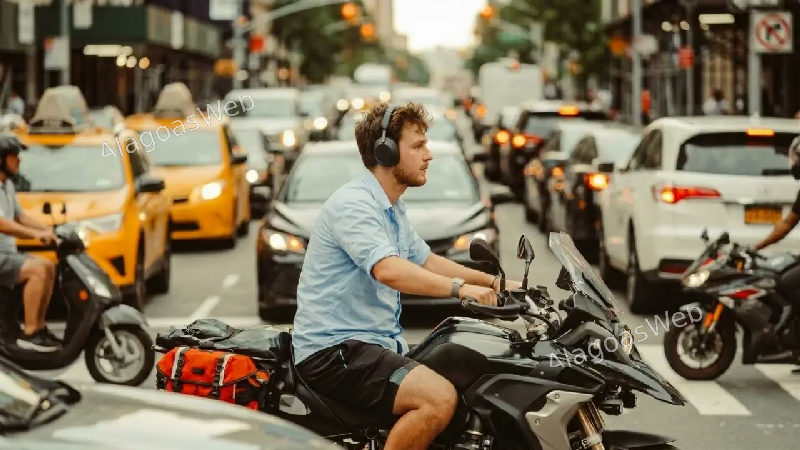 Pode usar fone de ouvido pilotando moto? Veja o que diz a lei